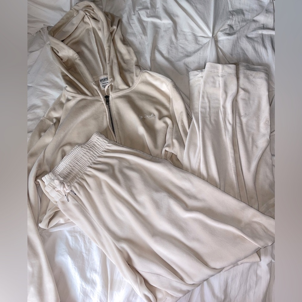 PINK Victorias Secret
Matching Two-Piece Velvet Set
Sweatpants and Hoodie